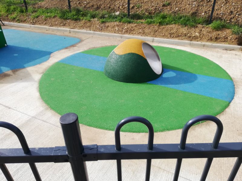 Demi sphère en sol amortissant EPDM école hérault