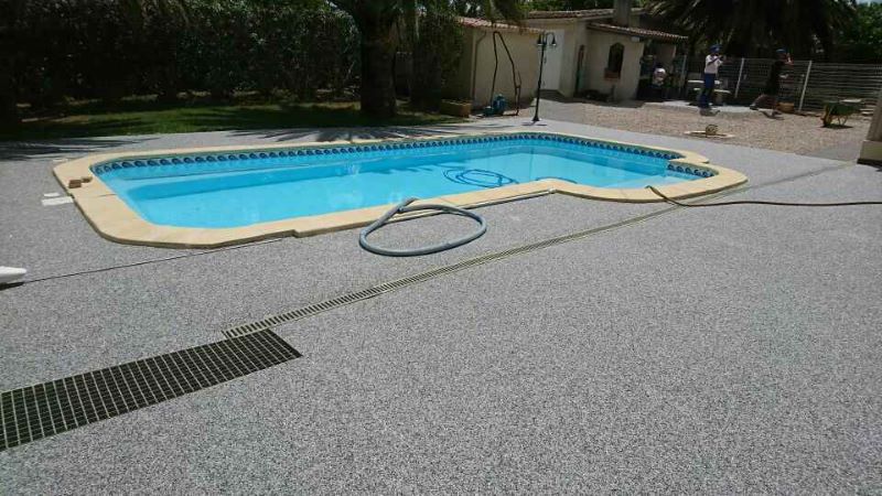 contour de piscine moquette de pierre marbre particulier hérault