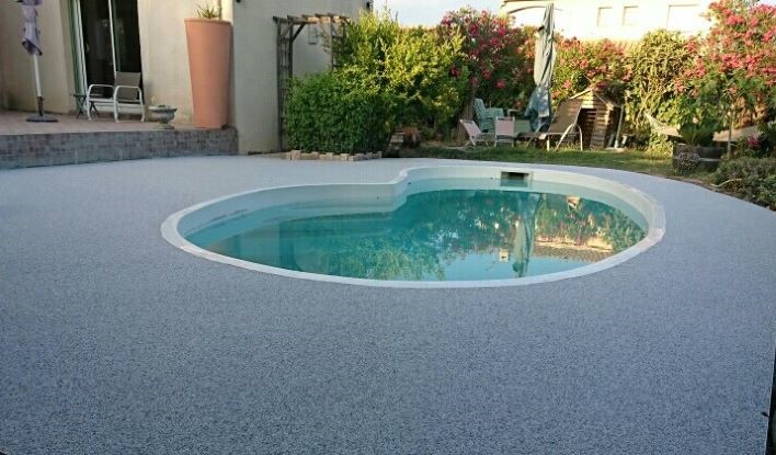 contour piscine moquette de pierre marbre particulier hérault