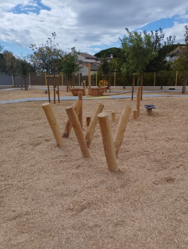 création aire de jeux avec sol en copeaux de bois école hérault