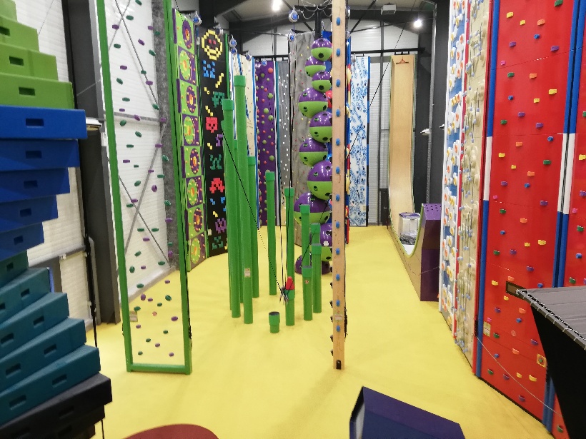 création aire de jeux verticale avec sol amortissant professionnel var
